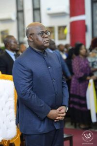 Après son voyage mystérieux, Félix Tshisekedi réapparaît à la messe de requiem de son feu père Gérard Mulumba ce lundi à Kinshasa.