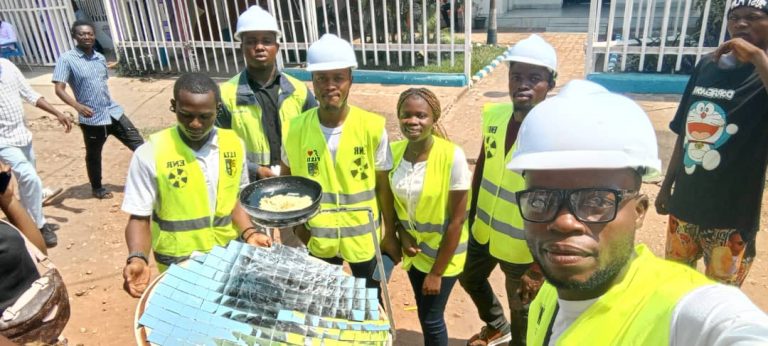 Kasaï : Des étudiants de l’ISTA Kinshasa en stage à Tshikapa inventent un Cuiseur Solaire qui faciliterait de Préparer a l’aide de rayon Solaire