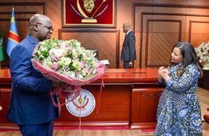 46ème conseil des ministres, Félix Tshisekedi honore la ministre des affaires étrangères Thérèse Kayikwamba Wagner.