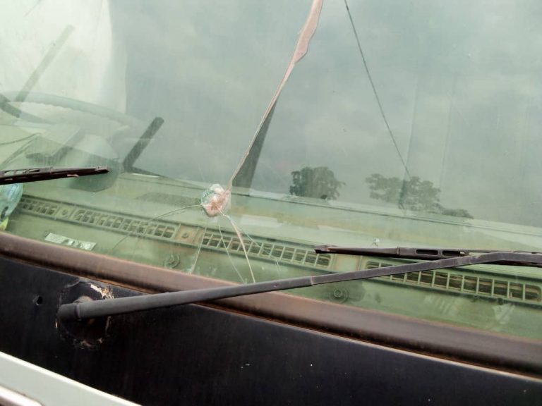 Beni : Des militaires caillassent des pare-brises des véhicules vers le pont Semuliki