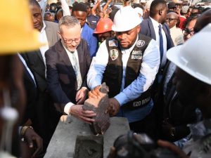 Amélioration d’infrastructures urbaines à Kinshasa, Daniel Bumba lance les travaux de réhabilitation des voiries structurantes et des caniveaux de drainage des eaux fluviales dans le quartier Abattoir dans la commune de Masina.