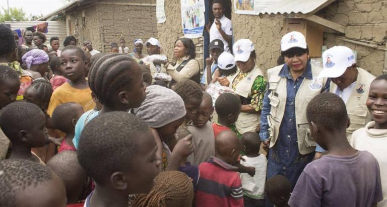 Ituri : La fondation mamie Mononga Kenda apporte soutien et sourires aux enfants déplacés du site salama
