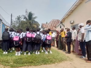 Kasaï-Central : Grâce au projet KOICA, FMMDI-ONG assiste les filles Vulnérables avec des kits scolaires
