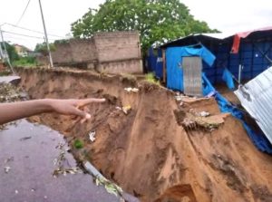 Kinshasa-Mont-Ngafula : Une femme décède et plusieurs maisons s’effondrent après de fortes pluies