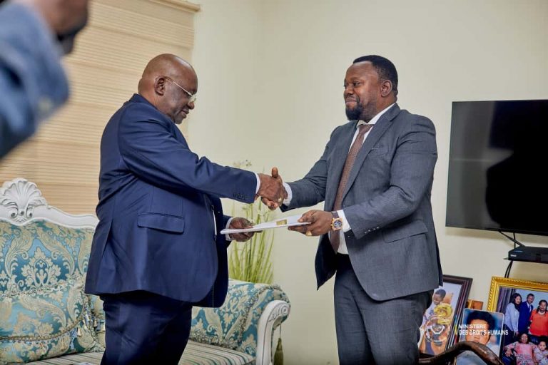 Reconnaissance des génocides congolais : Le ministre des Droits humains, Samuel Mbemba remet les résolutions à l’ECC