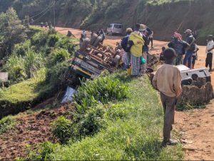 Nord-kivu : Un camion de mobilisation se renverse sur la RN2 à Kimbulu (Lubero) et fait trois Blessés
