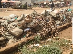 Beni sous les eaux : Après la pluie, la saleté refait surface