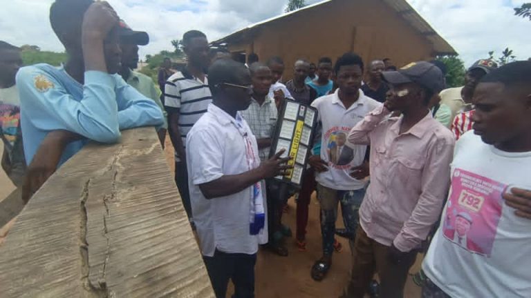 Kasaï : Le député provincial Jean Paul Malumba dote les villages de Katalayi et Lubombo de lampadaires