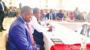 Kasaï : Le Gouverneur Crispin Mukendi participe au Forum national des affaires coutumières pour renforcer la collaboration avec les chefs traditionnels