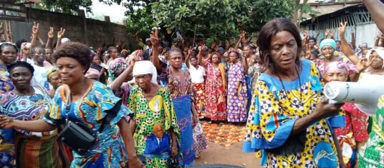 Kasaï : À Tshikapa, le gouverneur Crispin Mukedi offre des pagnes aux femmes de l’UDPS pour célébrer le 8 mars