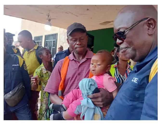 KANANGA : un présumé kidnappeur arrêté avec un enfant dissimulé dans un sac près de l’hôpital Pax