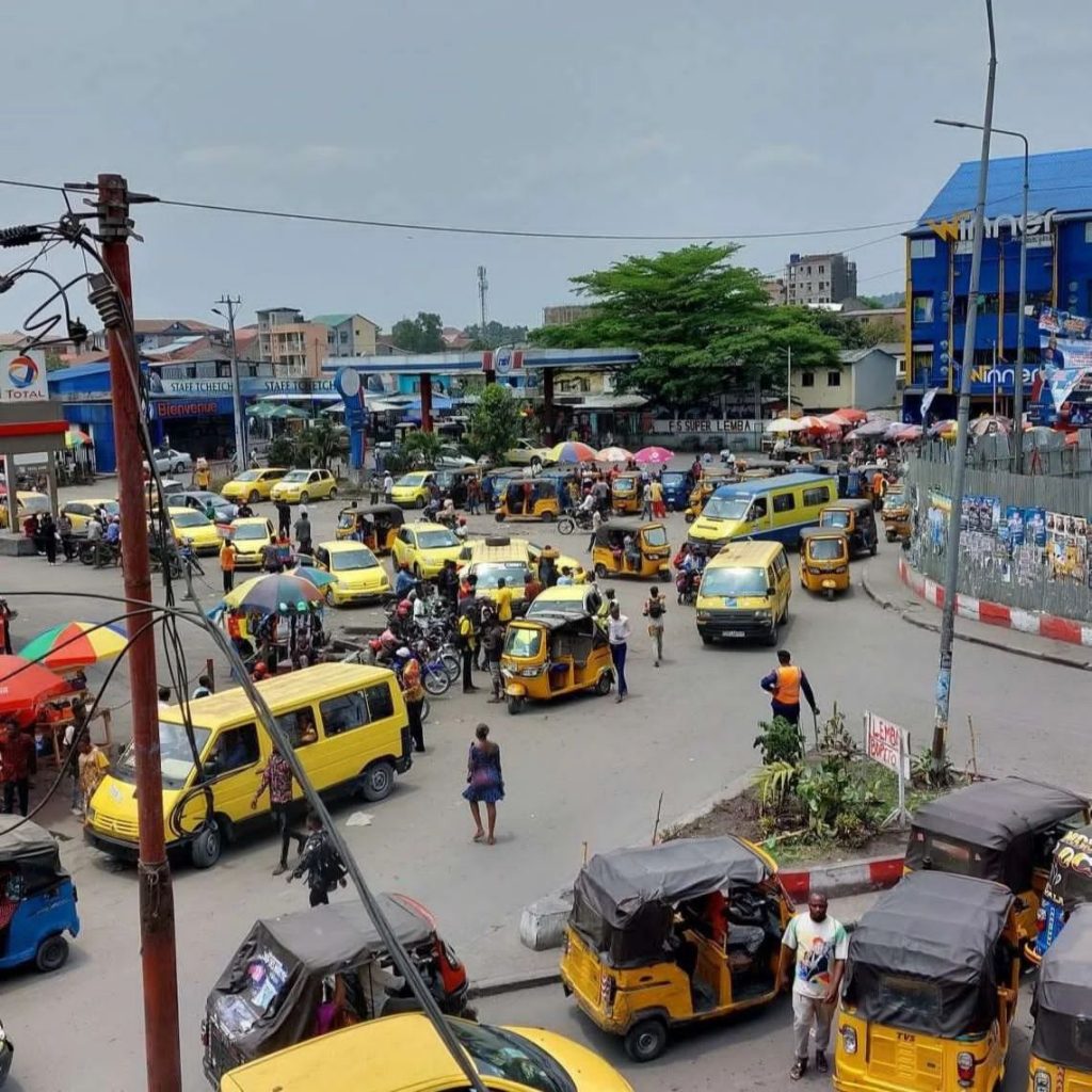 Kinshasa : Les chauffeurs de taxis-bus menacent d’une grève de 48 heures face aux tracasseries persistantes