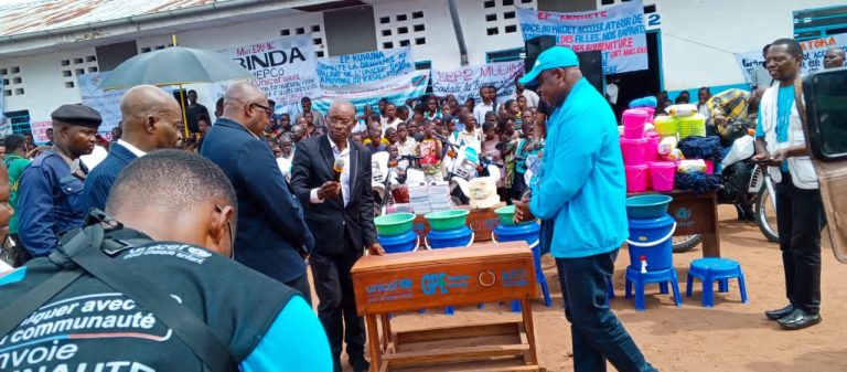 Kasaï : l&rsquo;UNICEF appui une centaine d&rsquo;écoles avec 15 000 bancs et motos