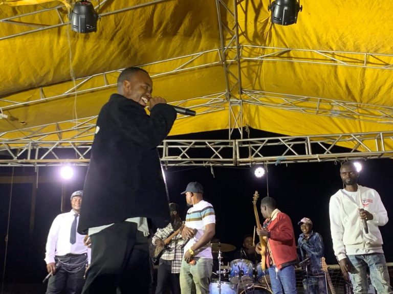 Musique : exploit inédit, l&rsquo;artiste Kamala Leusa enchaîne deux concerts dans deux pays en moins de 24 heures