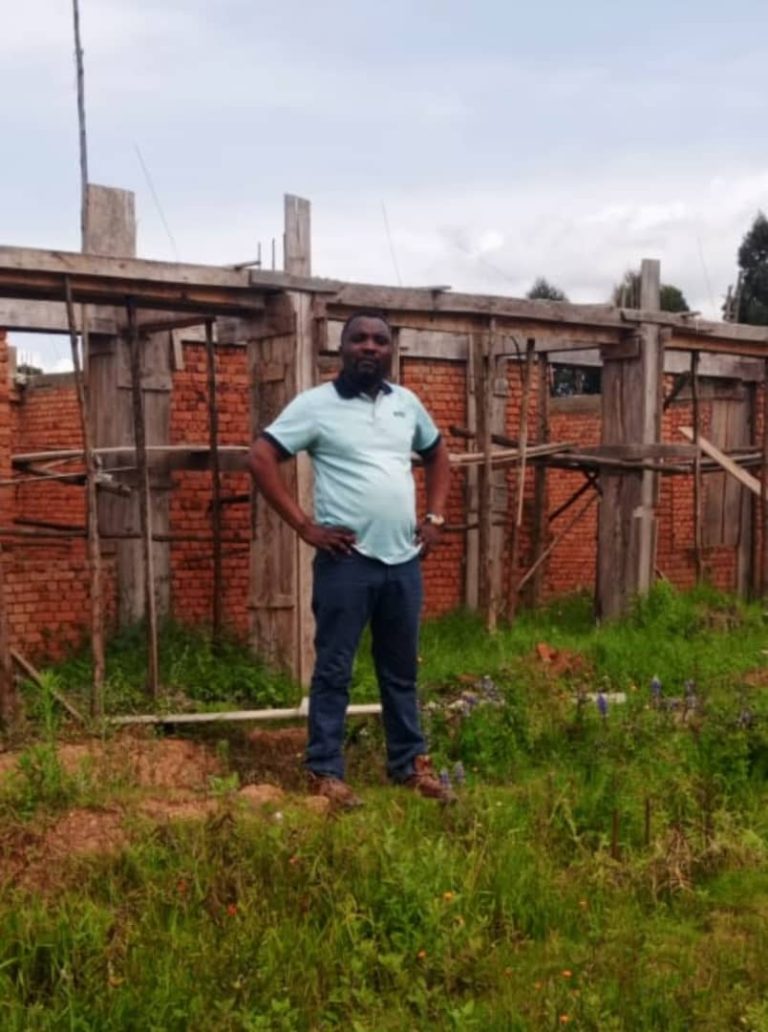 Lubero : Gerlas Ndulani alerte sur l’arrêt des travaux de l’ITM et de la maison de passage CBCA à Kitsombiro