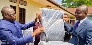 Kasaï : Le gouverneur Crispin Mukendi dote le centre de scannage de l’Exetat d’un lot de meubles de bureau