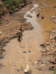 Butembo : Des vacances scolaires à risque pour des enfants contraints d&rsquo;extraire du sable