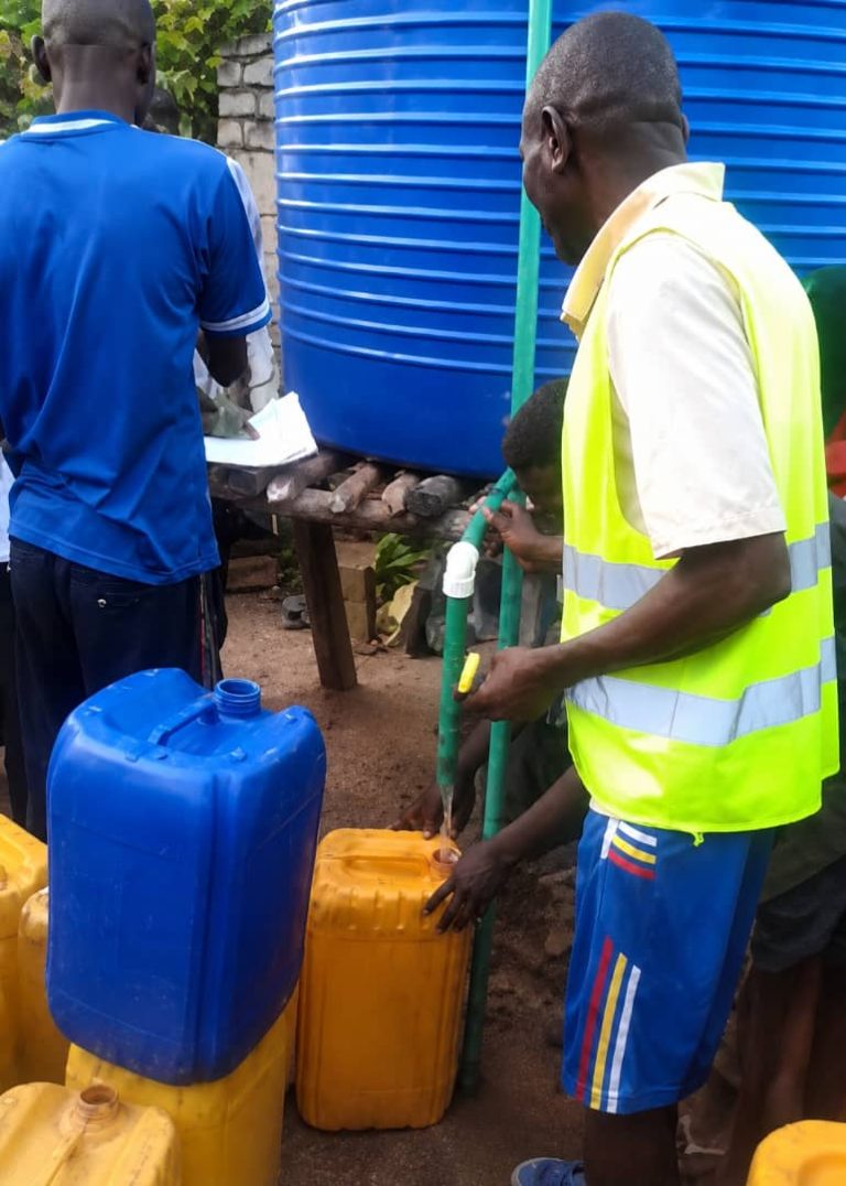 ILEBO: Justin Luwepe Mayara offre un forage d’eau potable au village Kere