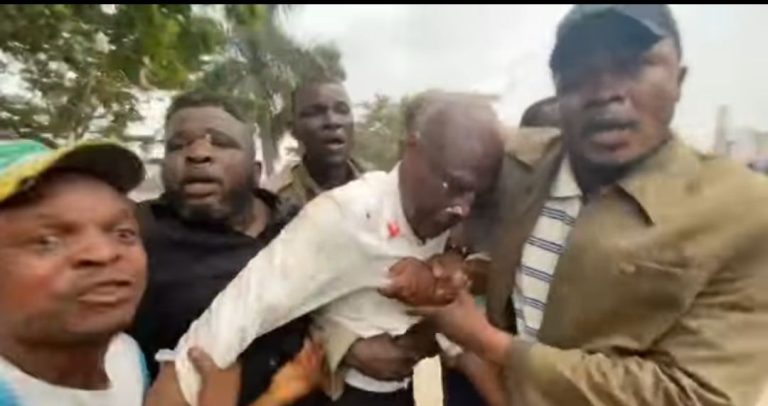 URGENT | Martin Fayulu évacué après des échauffourées près du Palais du Peuple