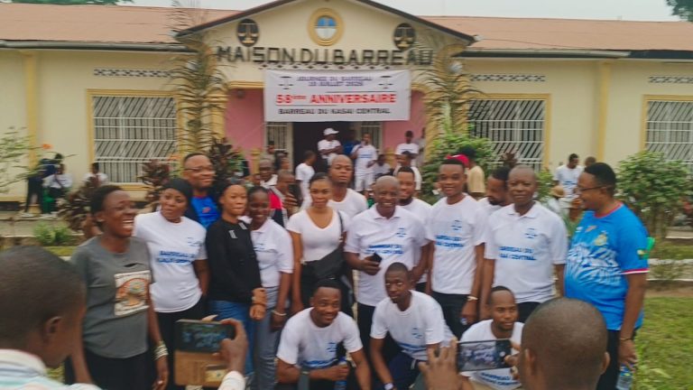 KANANGA : Les avocats du Barreau du Kasaï Central clôturent la Journée nationale du Barreau par une marche de santé et un match de football