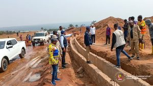 Kasaï : Le gouverneur Crispin Mukendi satisfait de l’évolution des travaux de modernisation des avenues 3Z et Port Tite à Tshikapa