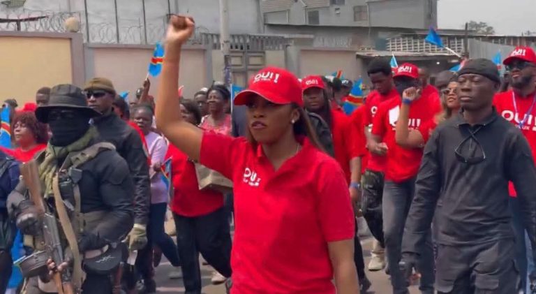 « Oui, je le veux » : des centaines de jeunes mobilisés à Kinshasa en faveur du changement de la Constitution