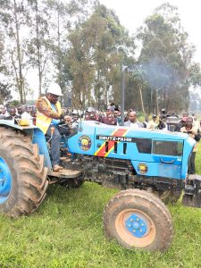 RDC : Muhindo Nzangi lance la distribution de 1 500 tracteurs agricoles et pose la première pierre d&rsquo;une usine de montage à Musienene