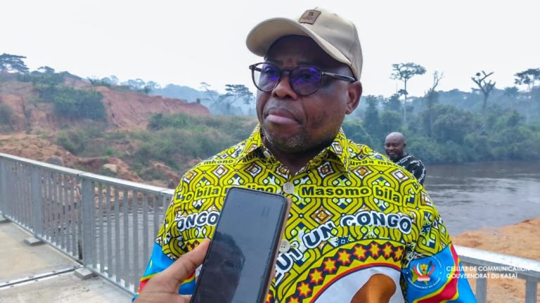 Kasaï : Le gouverneur Crispin Mukendi autorise la circulation sur le nouveau pont Kaluebo en attendant son inauguration