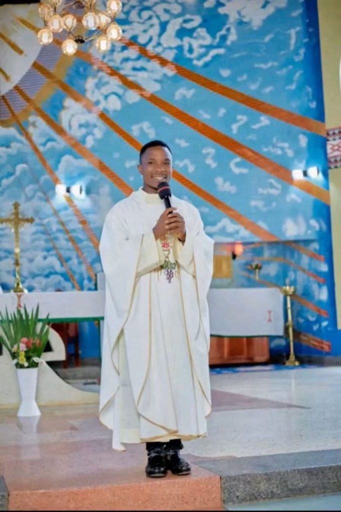 Musique : Le Père Mapenzi Kahongya annonce la sortie de son nouveau clip