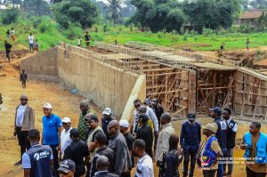 Kasaï : Le gouverneur Crispin Mukendi satisfait de l’évolution des travaux d’infrastructures à Tshikapa