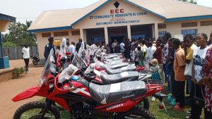 Kasaï : La 27e CMCO remet 18 motos à ses pasteurs chefs de conférences et sous-conférences