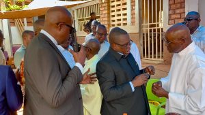 Kasaï : Le gouverneur Crispin Mukendi célèbre les 50 ans de vie sacerdotale de l’abbé Valentin Kalala Lukadi