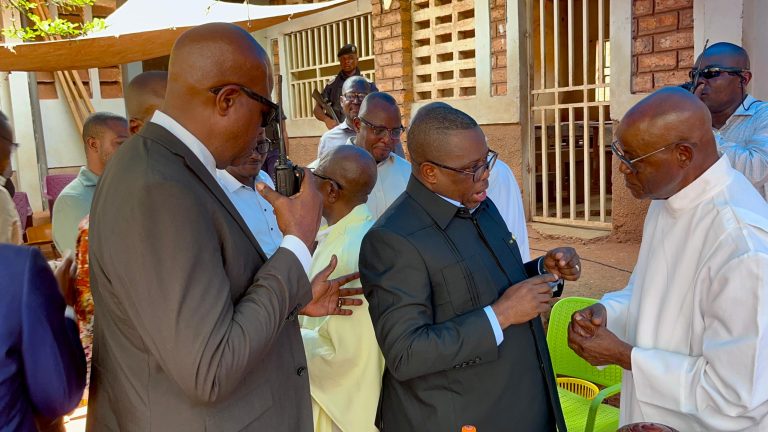 Kasaï : Le gouverneur Crispin Mukendi célèbre les 50 ans de vie sacerdotale de l’abbé Valentin Kalala Lukadi