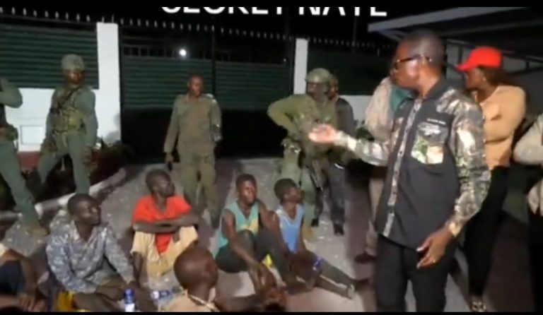 « Tirez ! » : Lors de l&rsquo;interpellation d&rsquo;un présumé chef Mobondo, Éliezer Ntambwe met à l&rsquo;épreuve ses déclarations d&rsquo;invulnérabilité
