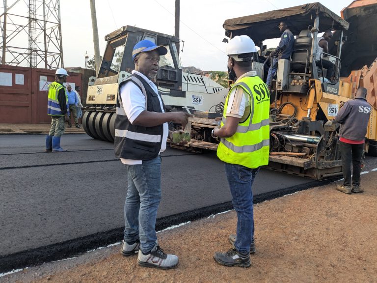 Beni : L&rsquo;asphaltage de la rue Ziaka franchit 500 mètres sur le savoir-faire locale