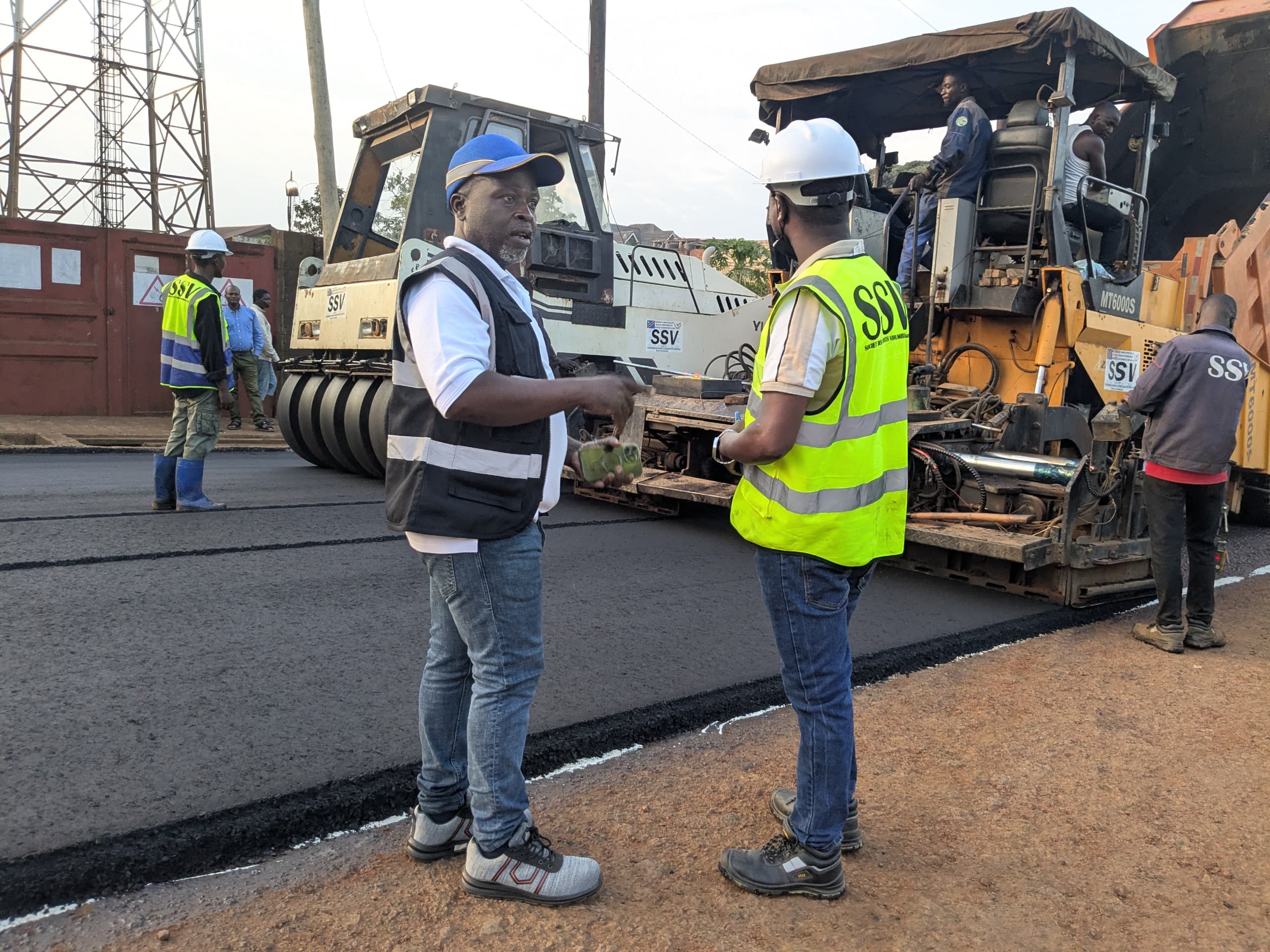 Beni : L&rsquo;asphaltage de la rue Ziaka franchit 500 mètres sur le savoir-faire locale