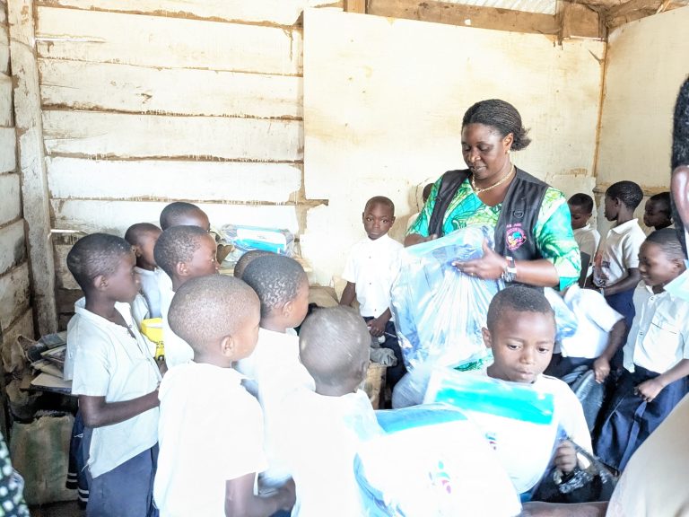 Butembo : Plus de 300 écoliers déplacés et orphelins bénéficient de fournitures scolaires
