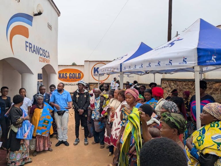 Butembo : Pour soutenir le retour de la paix, Francisca Company offre des pagnes à une représentativité des épouses des militaires, déplacés de guerre, veuves et veufs