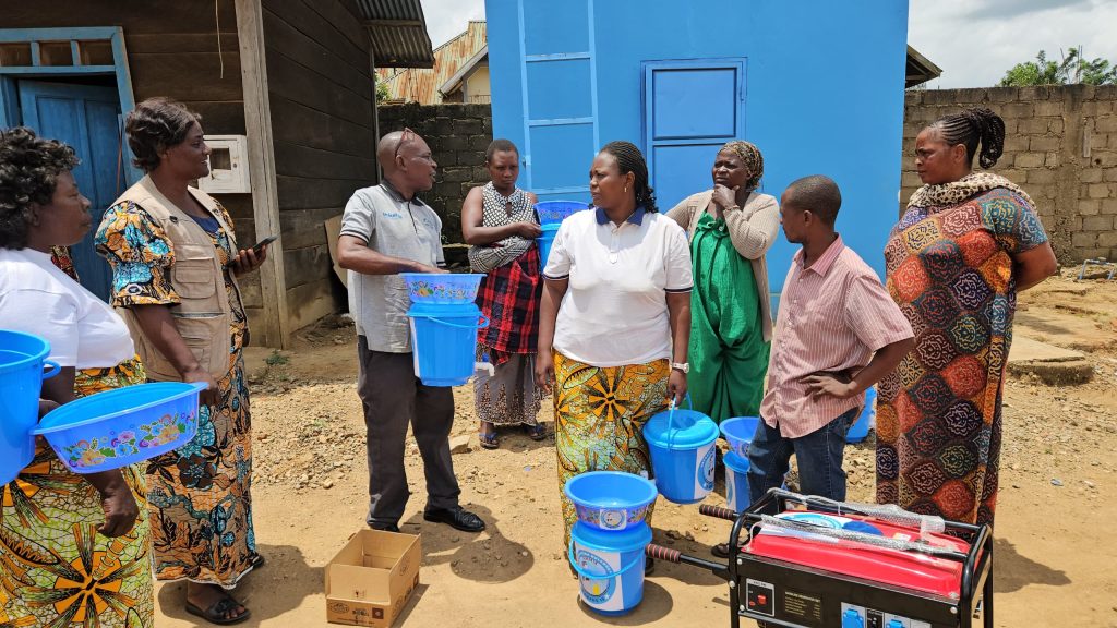 Beni : L’association Mulemberi Maman 18 dote 10 points de puisage de kits de lavage des mains contre la maladie à virus Ebola
